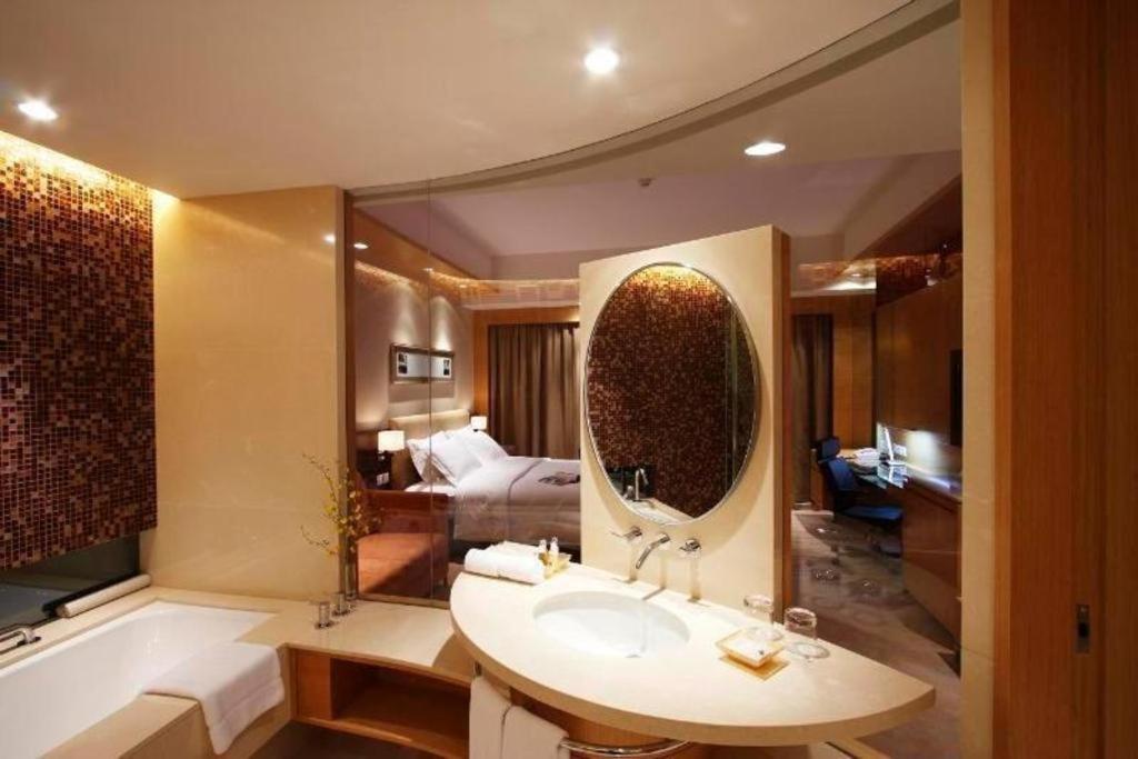 New World Wuhan Hotel Esterno foto